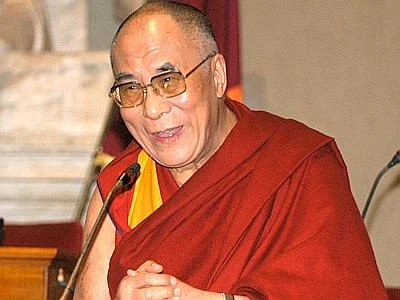 Il Comune di Milano fa dietrofront: niente cittadinanza onoraria al Dalai Lama