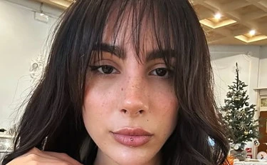 Sanremo 2026, Cleo delle Bambole di Pezza si fa un tatuaggio estremo