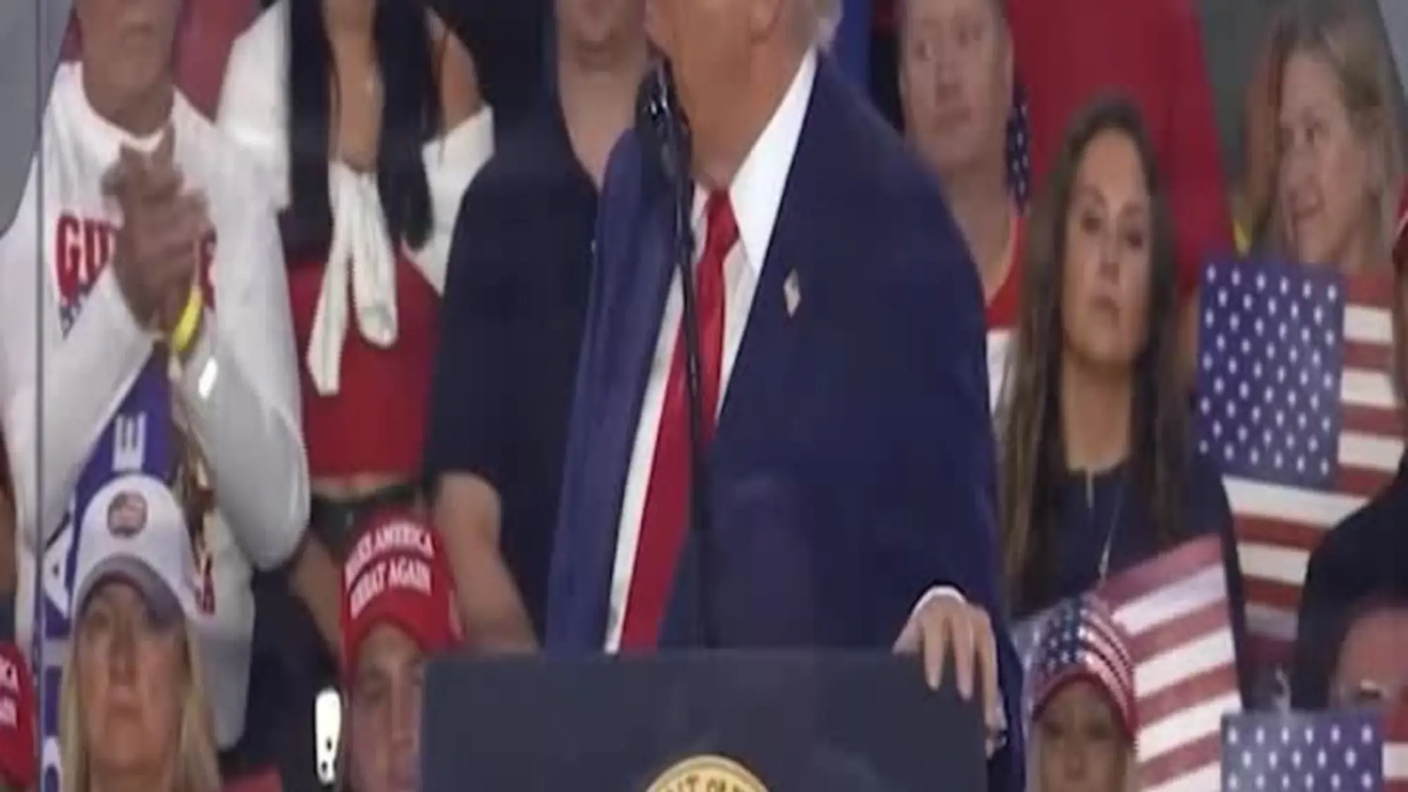 Trump attacca LeBron James per non essere rimasto fermo durante l'inno