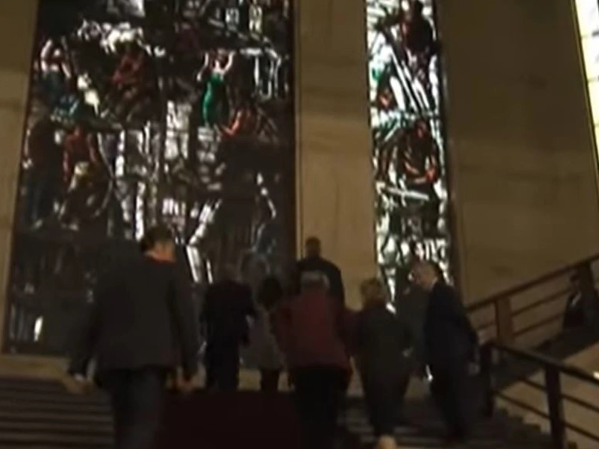 Assessore sardo cade dalle scale del Ministero: in frantumi la vetrata di Sironi