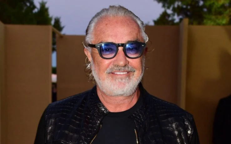 Briatore, colpo da maestro. Quanti milioni guadagna in spiaggia (spendendo meno di 20mila euro)