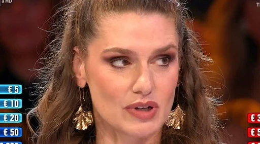 Affari Tuoi, la frase di Edoardo a Monica col microfono aperto e la lite: &quot;Pacco 20, ma davvero lo fai?&quot;