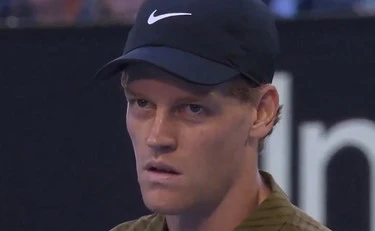 Jannik Sinner posseduto dal demonio: il video dello sguardo inquietante