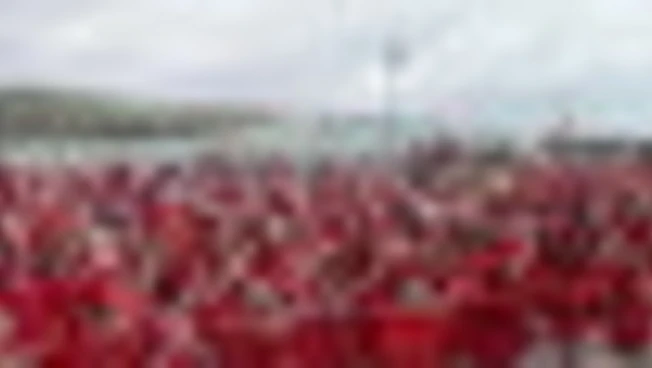 Kate Bush, centinaia in rosso ballano sul porto di Folkestone