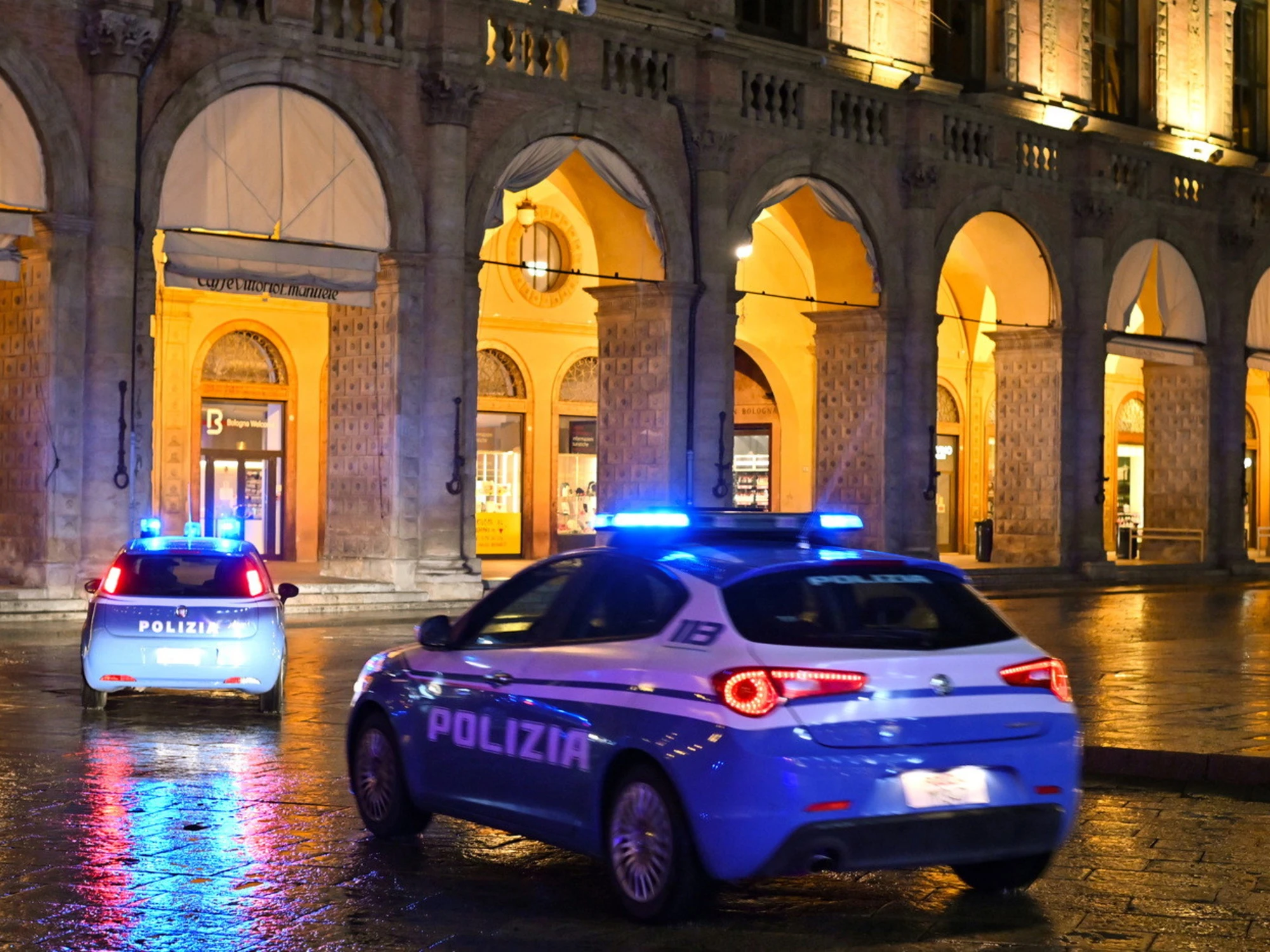 I poliziotti fermano i vandali: picchiati, finisce male