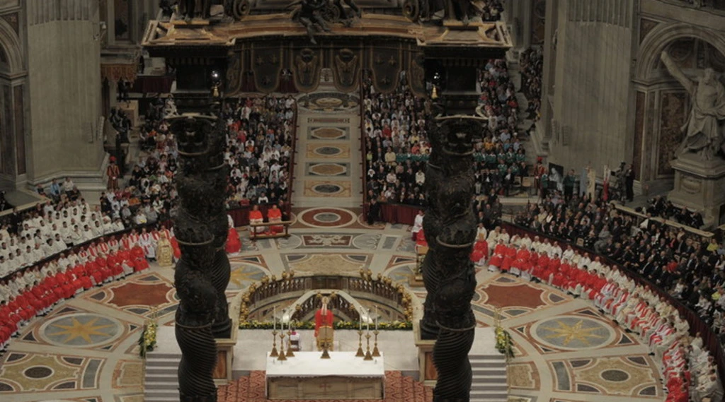Papa Ratzinger, le prime foto del corpo: cosa tiene tra le mani