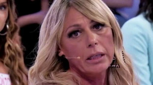 Uomini e Donne, "morto di fame che mi ha rubato i soldi": Aurora Tropea, accusa terrificante