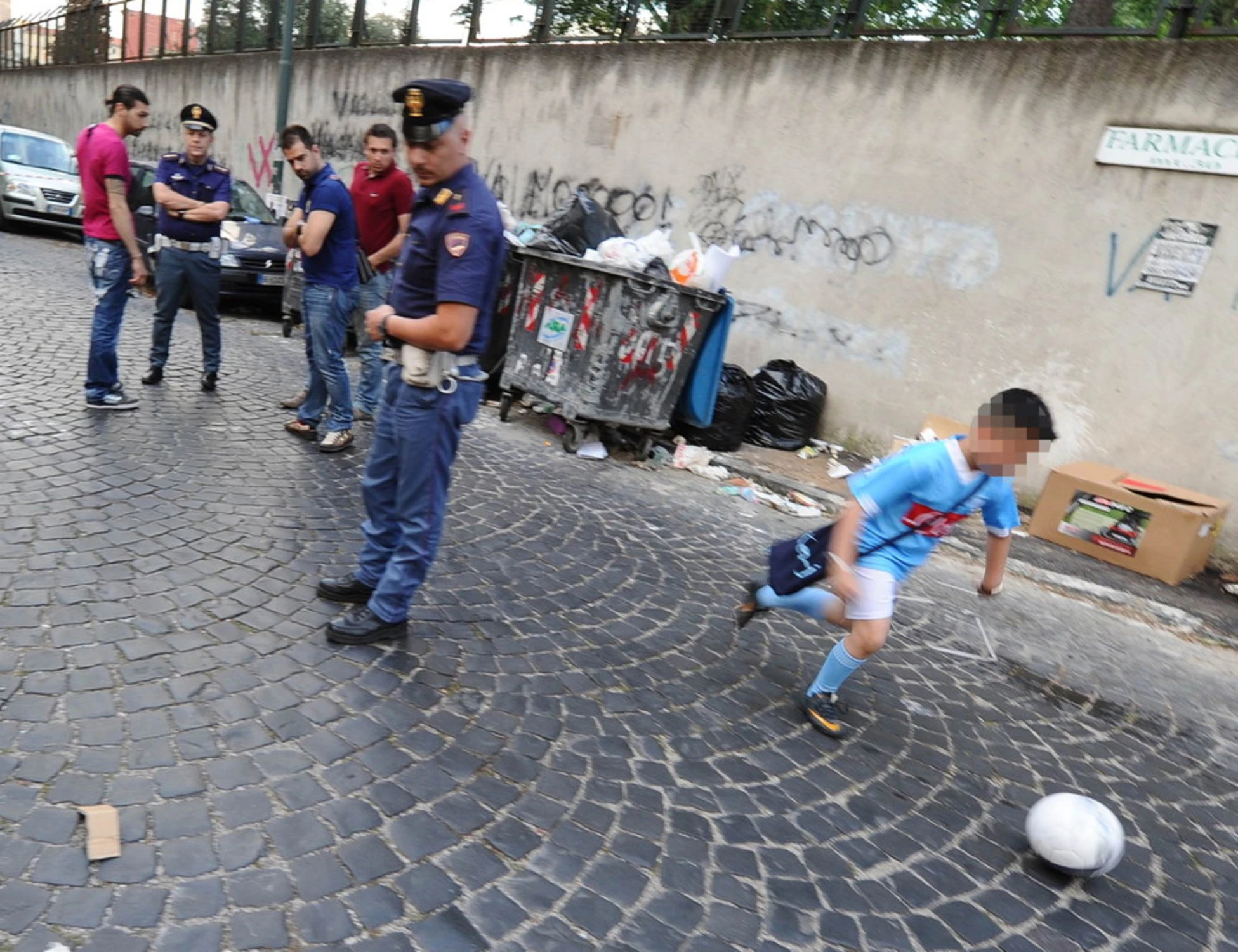 Pesaro, il sindaco Pd vieta di giocare a calcio in strada: l'ultima follia progressista