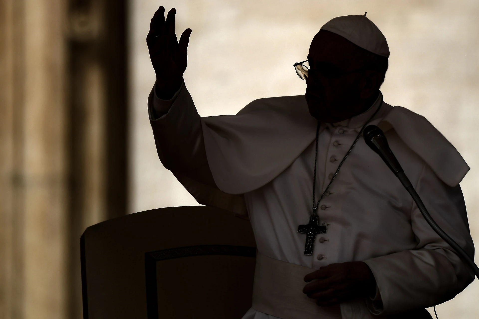 Papa Francesco congela le dimissioni del cardinale francese: il sospetto sulla pedofilia