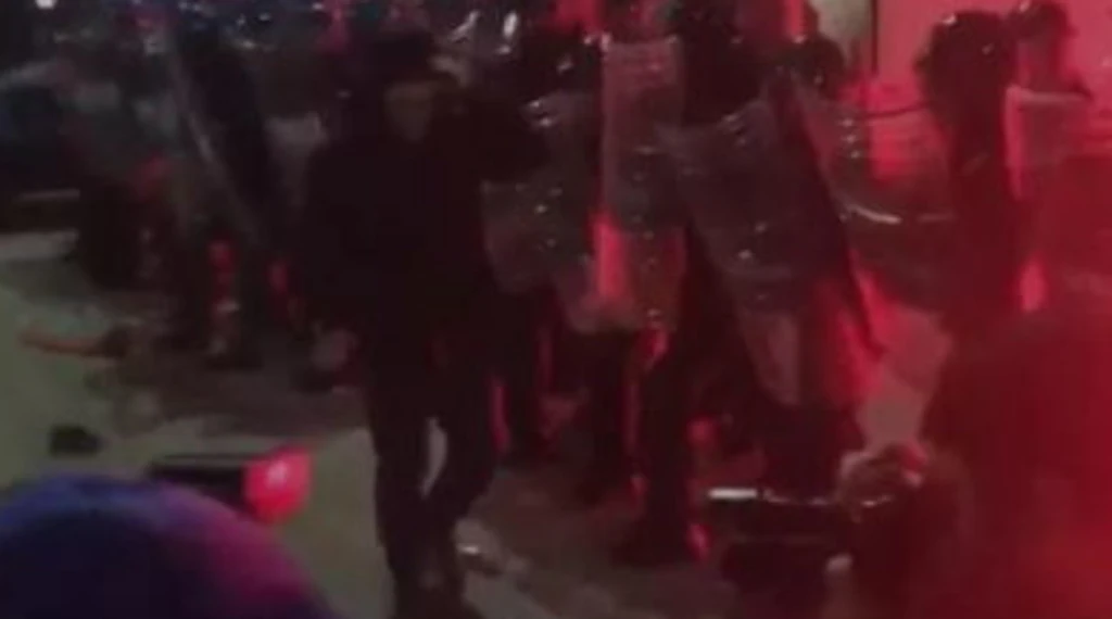 Rai, scontri violenti a Bologna davanti alla sede regionale