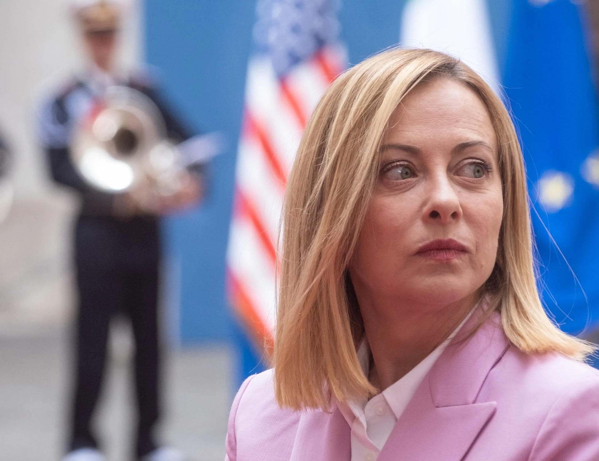 Giorgia Meloni "tiene testa al maschio alfa": sinistra muta, l'ultimo trionfo