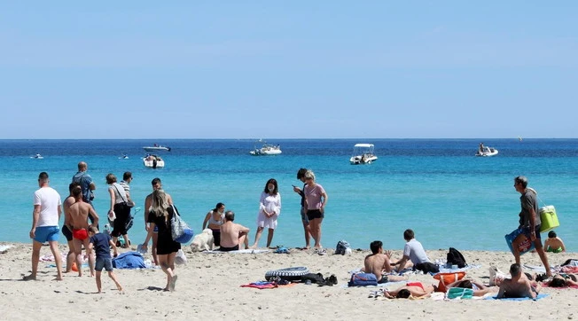 Coronavirus, "spie private arruolate per denunciare assembramenti": la misura estrema anti-Covid di Ibiza