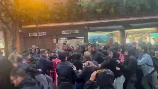 Tensione a Palermo tra manifestanti centri sociali e forze di polizia, le immagini