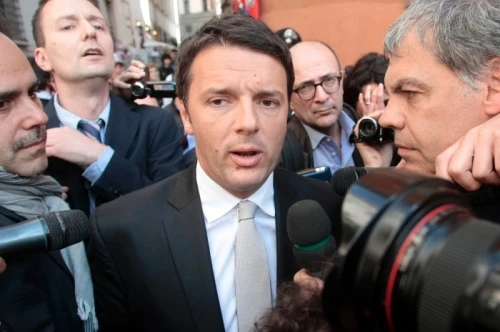 Renzi: sto con LettaE poi canta "Bella ciao"