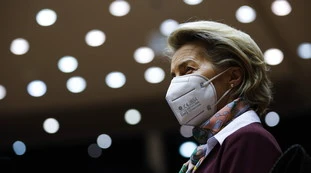 Vaccino, Frans Timmermans: "L'Europa ha fatto errori sull'ordinazione". Ursula von der Leyen affondata dal suo vice