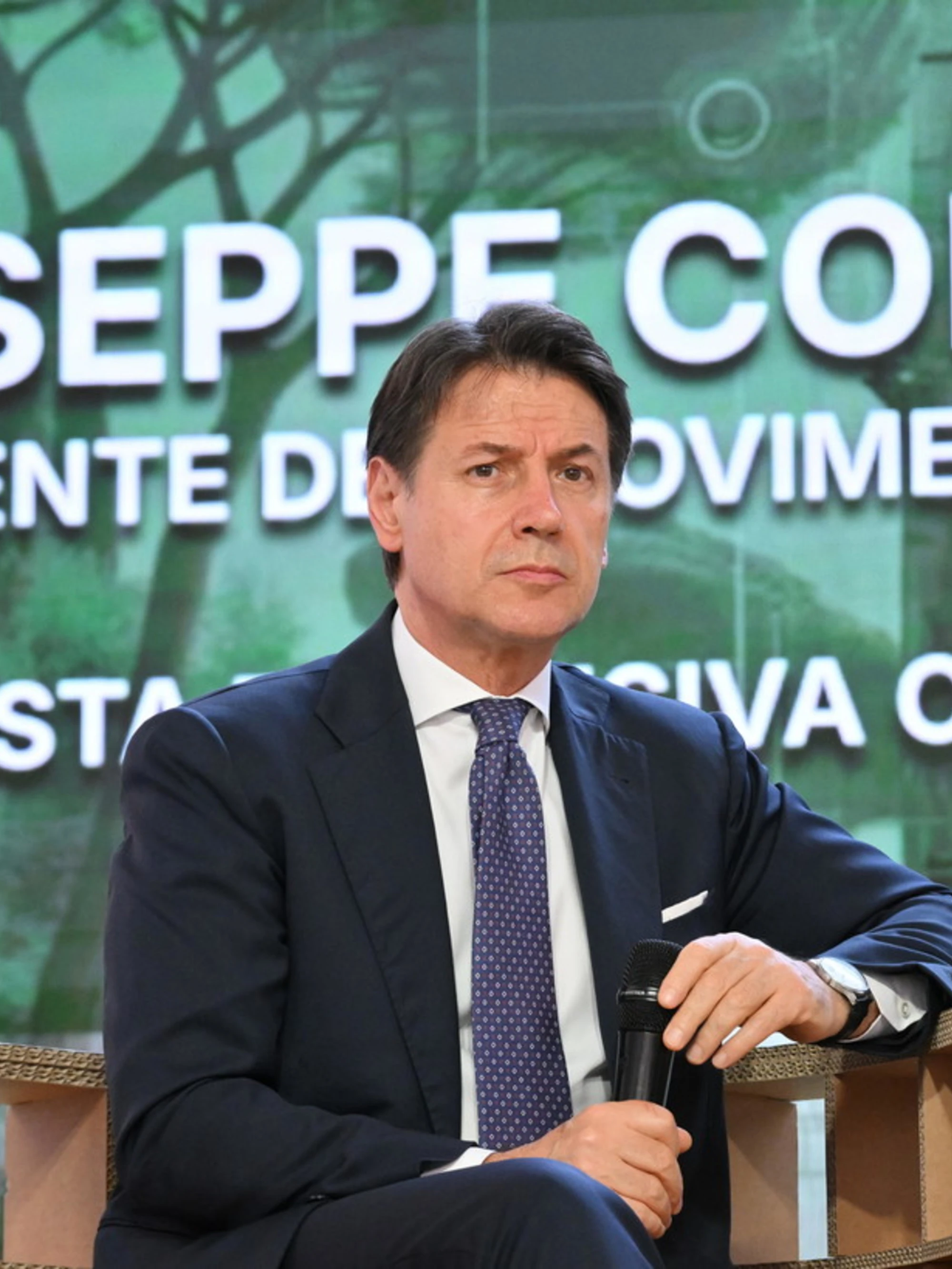 Giuseppe Conte, una fuga ridicola: "Ho votato sì, ma..."