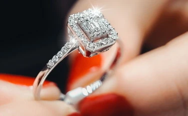 Siamo sempre meno romantici: i diamanti non si vendono piÃ¹