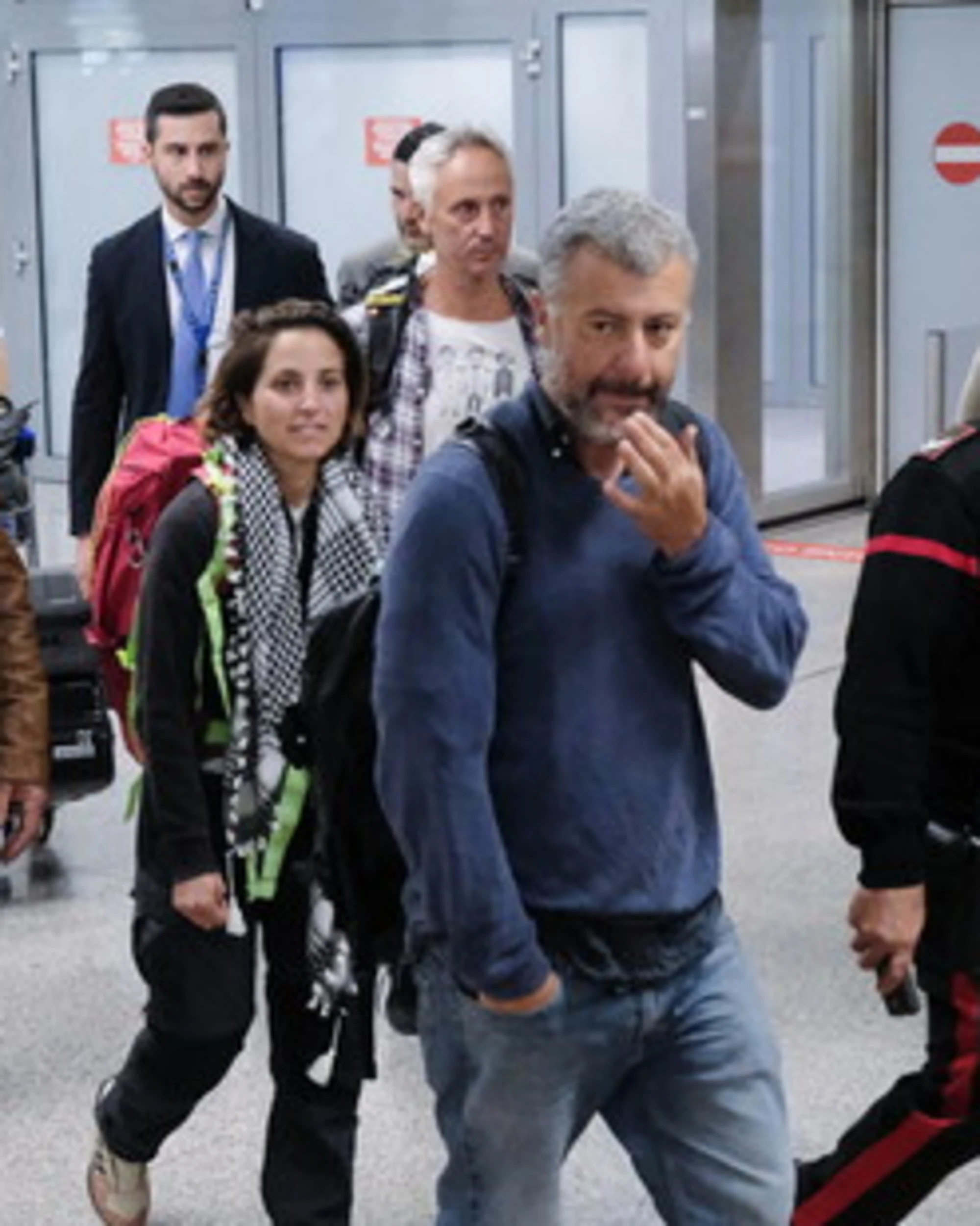 Flotilla, in aereo la rabbia contro i parlamentari italiani: "Ma tornate a nuoto!"