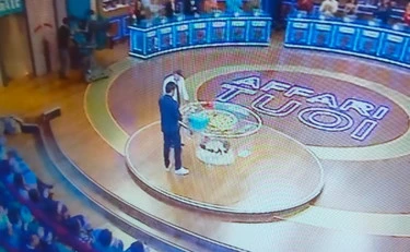 Affari tuoi, "ma fa finta?": Roberto manda tutti in tilt