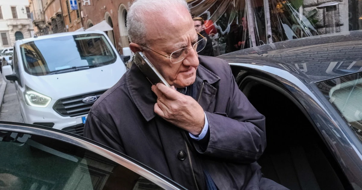 Vincenzo De Luca insulta Giorgia Meloni e il Pd tace