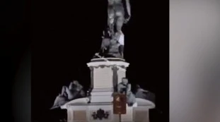 Firenze, scalano la statua di Michelangelo: il video choc in piena notte