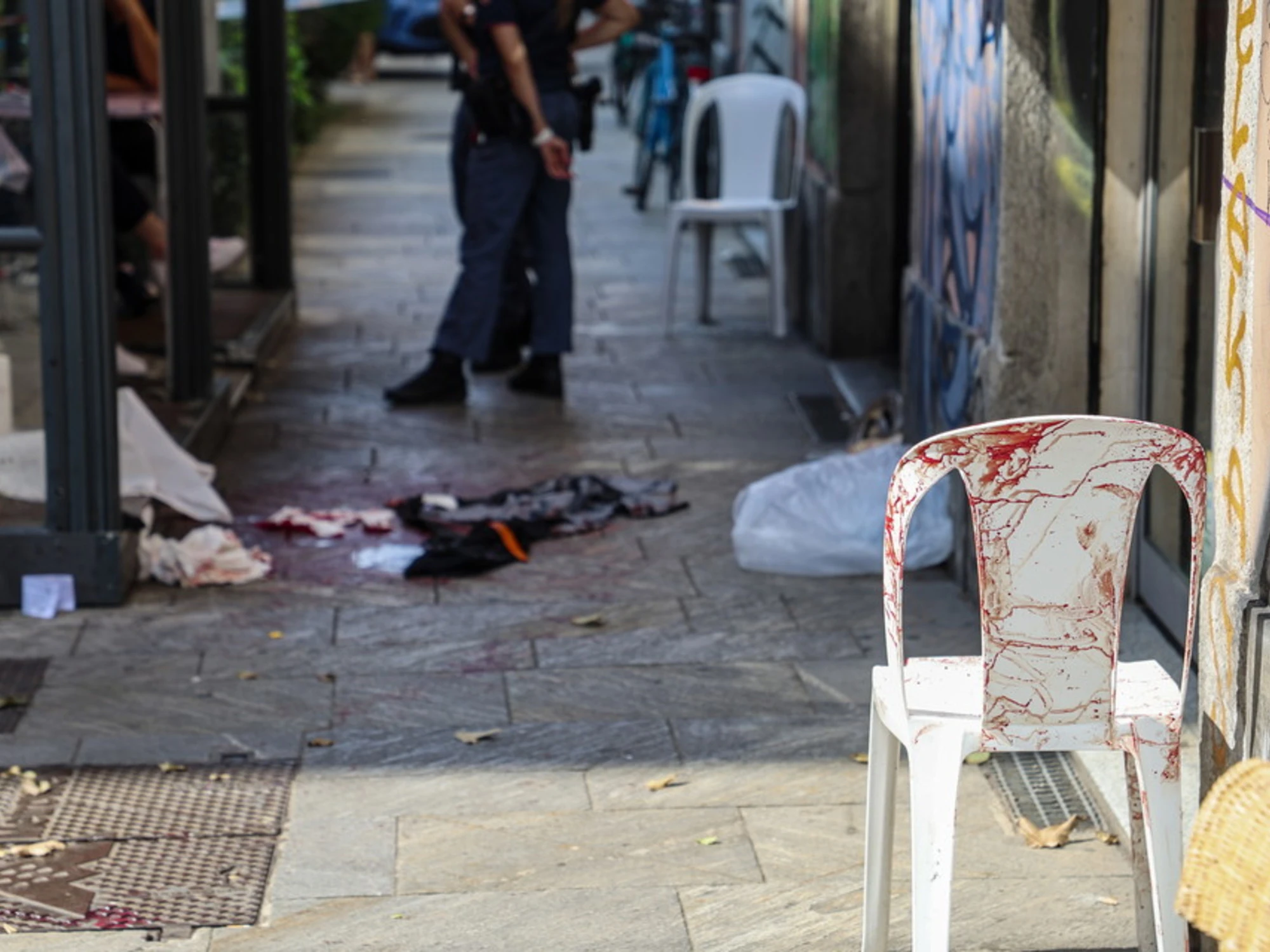 Milano, rincorre un uomo per strada e lo colpisce con un machete