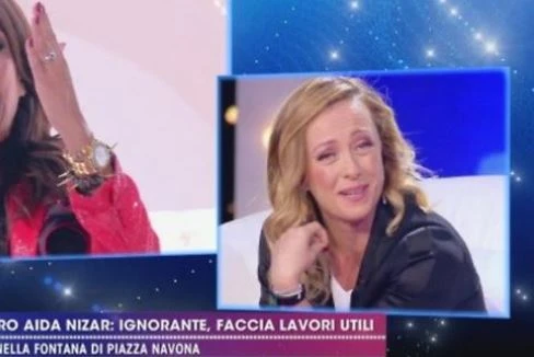 Live, Giorgia Meloni stende Aida Nizar: prima le ride in faccia poi le risponde in inglese. L'ex GF impazzisce