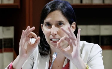 Elly Schlein, scivolone sul corteo dei metalmeccanici: "Denunciati perché protestavano"
