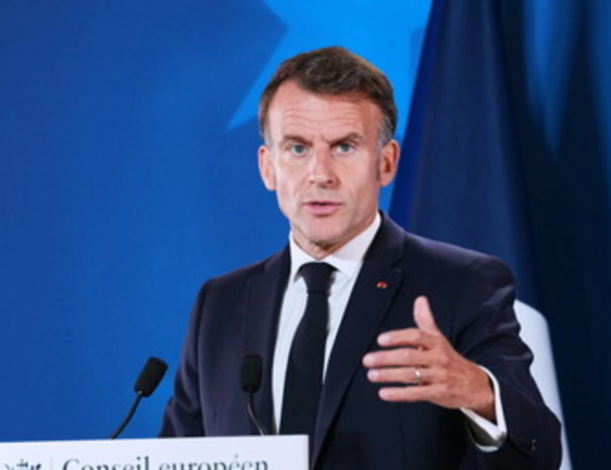 Francia, il "terzo uomo" di Macron per rimanere all'Eliseo
