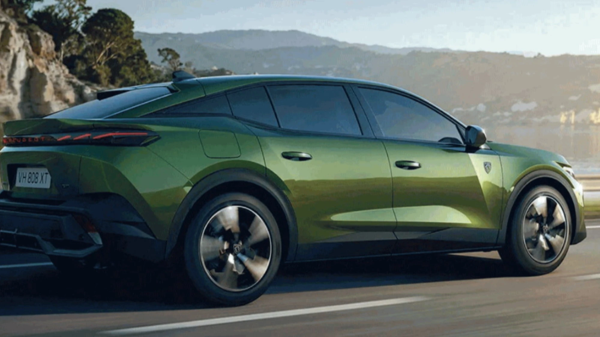 Emozione in movimento: la nuova Peugeot 408 scintilla nelle vetrine della Milano Design Week