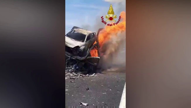 Scontro fra tir in provincia di Asti, muore un uomo. Le immagini dell'incidente