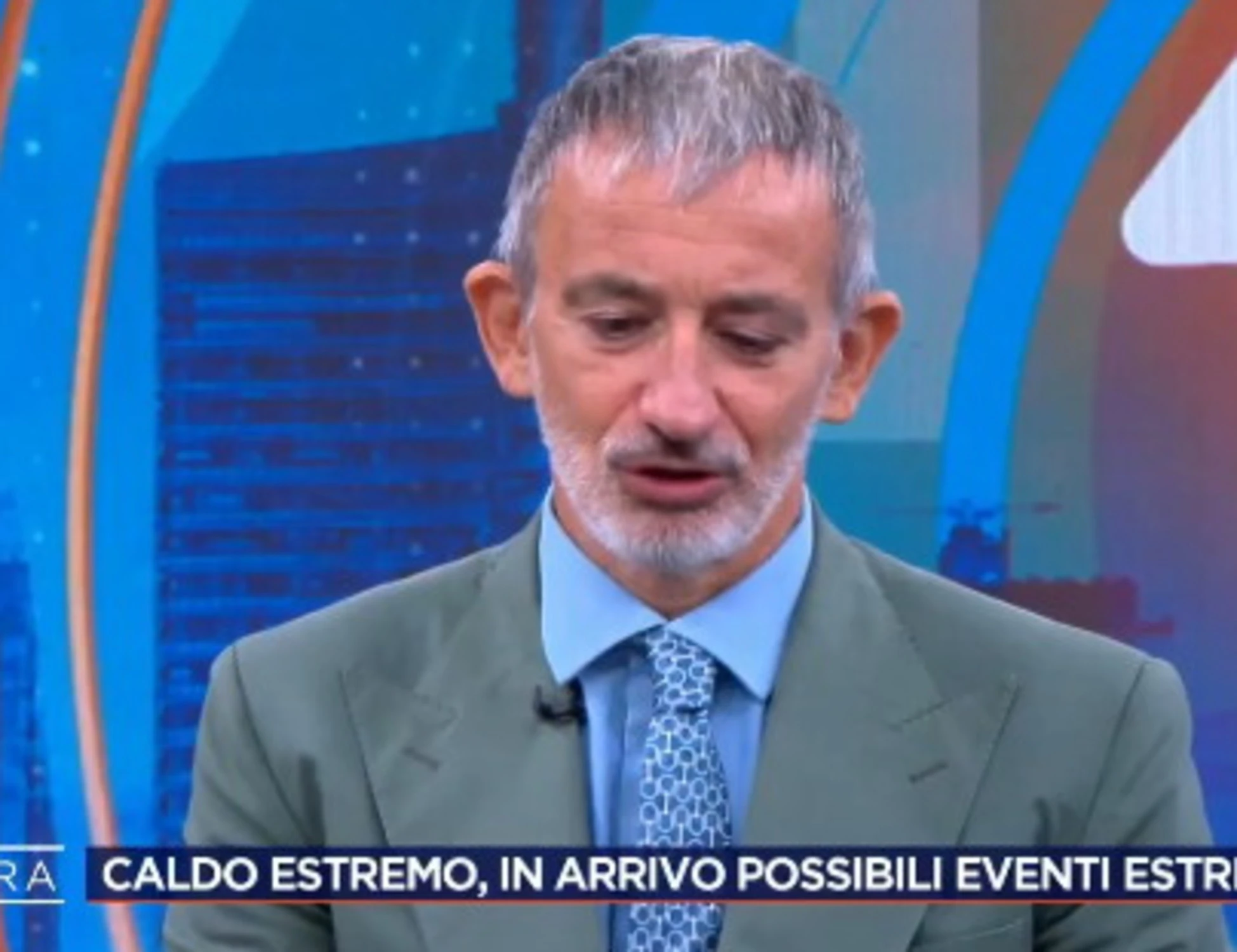 4 di sera, Senaldi azzera Angelo Bonelli: "Con lui al governo farà meno caldo?"