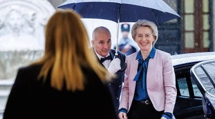 Ursula von der Leyen? "Cosa c'è dietro ai suoi sorrisi": Meloni, attenta...