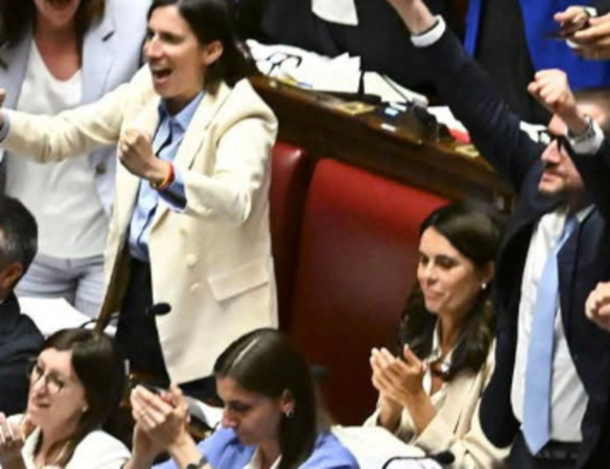 Legge elettorale, la lezione di Fdi alla sinistra con una foto: "È questa l'immagine che resta"