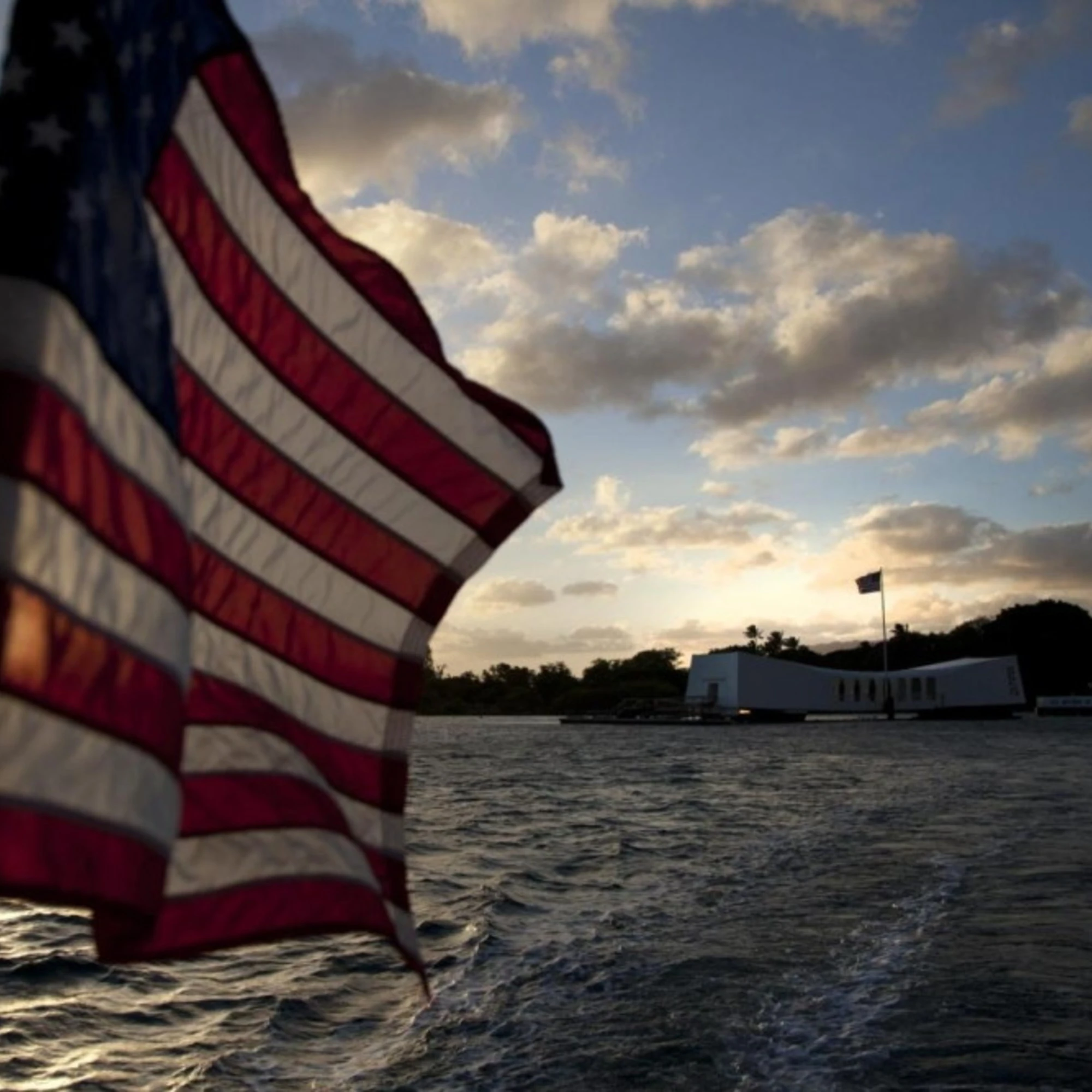 Il presidente degli Stati Uniti depone dei fiori in ricordo delle vittime di Pearl Harbor