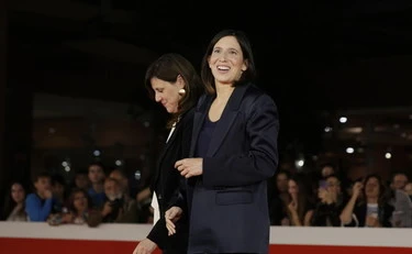Elly Schlein con i tacchi alti: com'è finita sul tappeto rosso