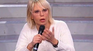 Uomini e Donne, rissa dietro le quinte e telecamere spaccate: "Quando Maria De Filippi lo ha scoperto..."