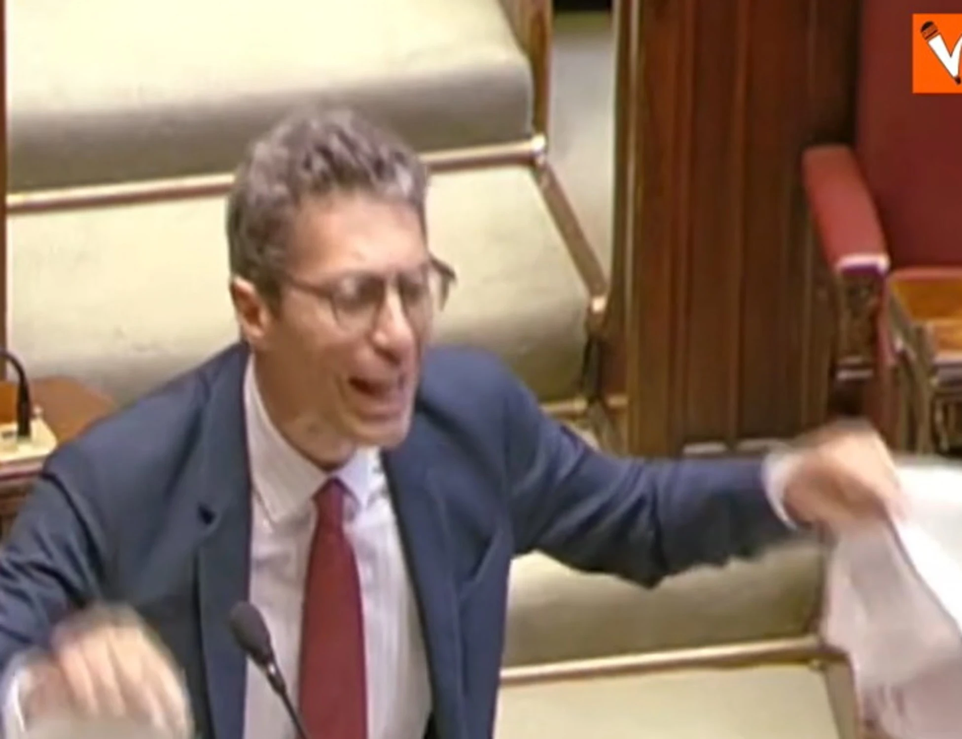 Riccardo Magi, show e caos in Aula: strappa la 'legge elettorale' e attacca: espulso