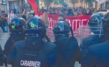 Roma, assalto dei centri sociali alla sede di FdI
