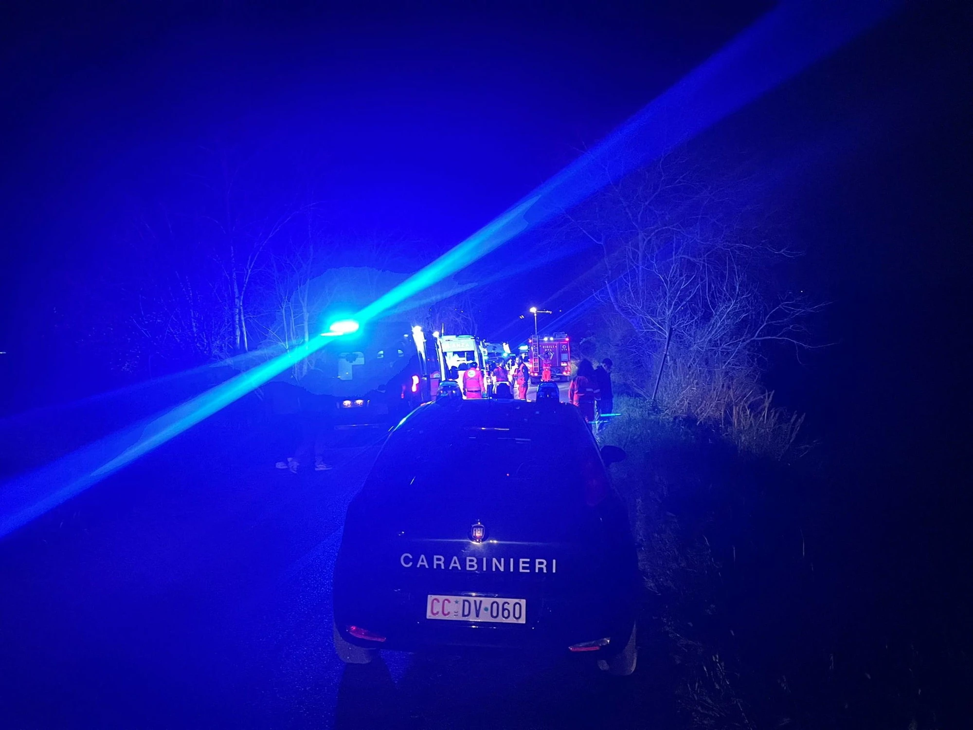 "È in gravissime condizioni": sale sul cofano di un'auto, finisce in dramma