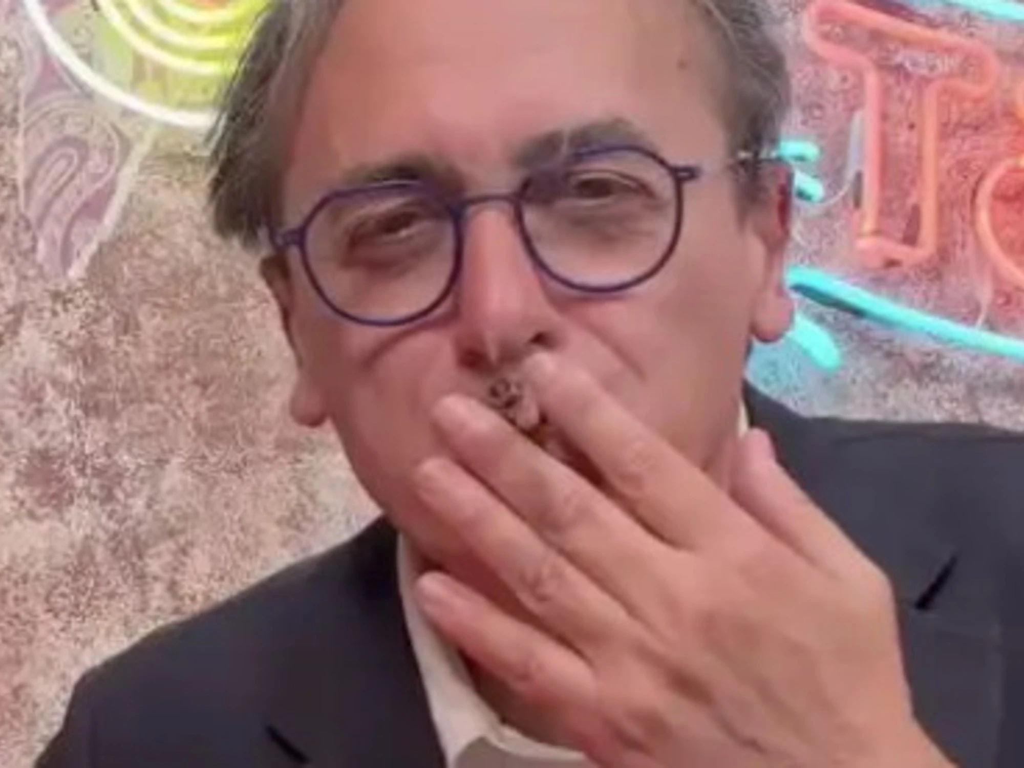 Angelo Bonelli si fa una canna in diretta: "Legalizziamola!"