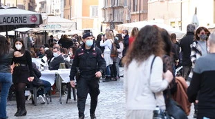 Roma, "si metta la mascherina": panettiere disabile massacrato a bastonate, finisce in ospedale