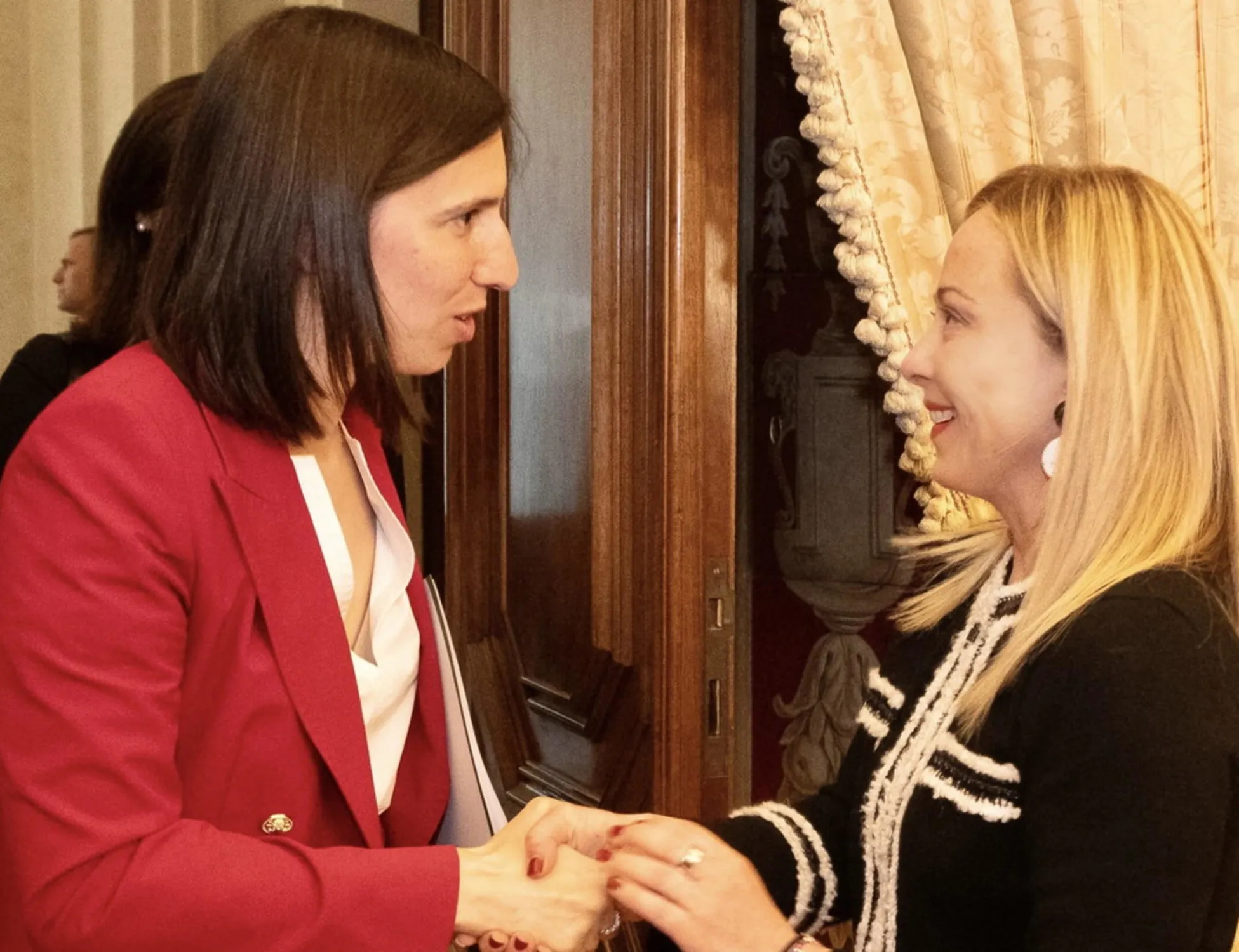 Leggi l'articolo: Giorgia Meloni telefona a Elly Schlein: che cosa si sono dette