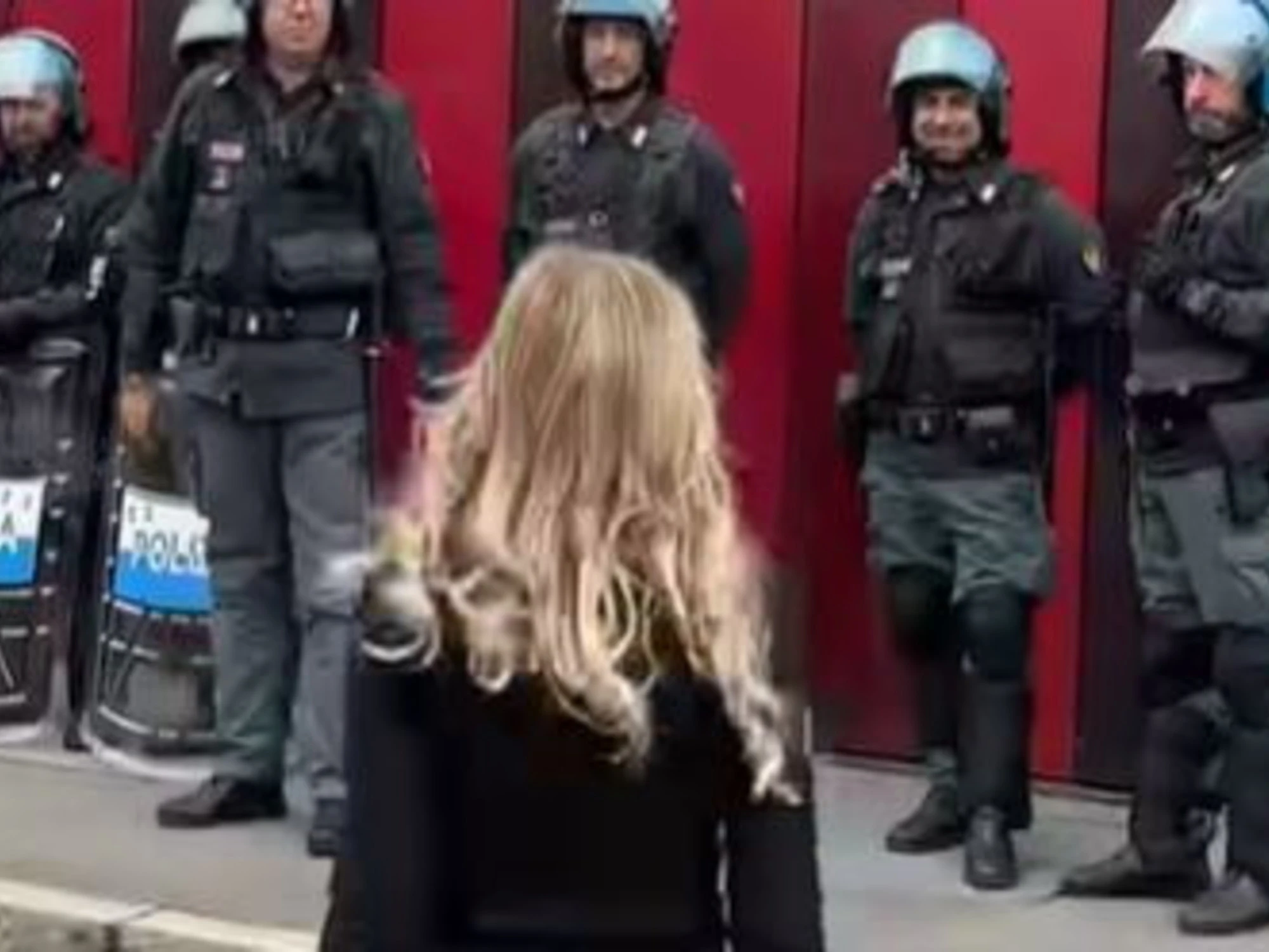 "Poveretti!": Sardone saluta le forze dell'ordine? Cosa fanno gli amici della Salis