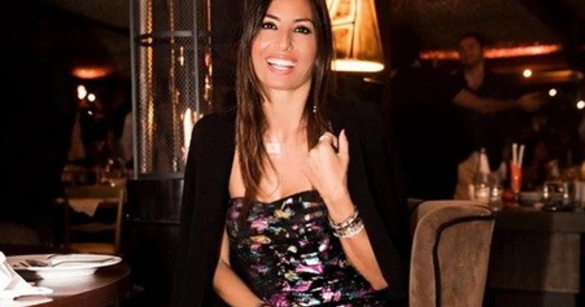 Elisabetta Gregoraci, vestitino cortissimo e gioco di gambe: un primo piano da morire