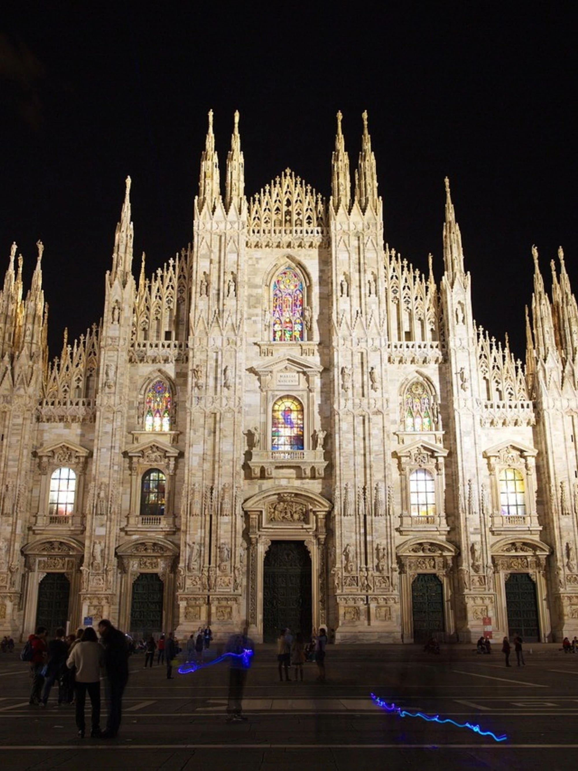 Statua in Duomo, ancora vernice I pro-Pal copiano gli eco vandali