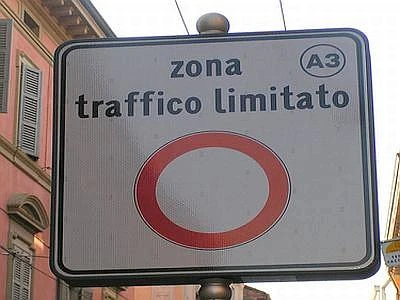 Nelle città italiane crescono le zone a traffico limitato e le aree pedonali