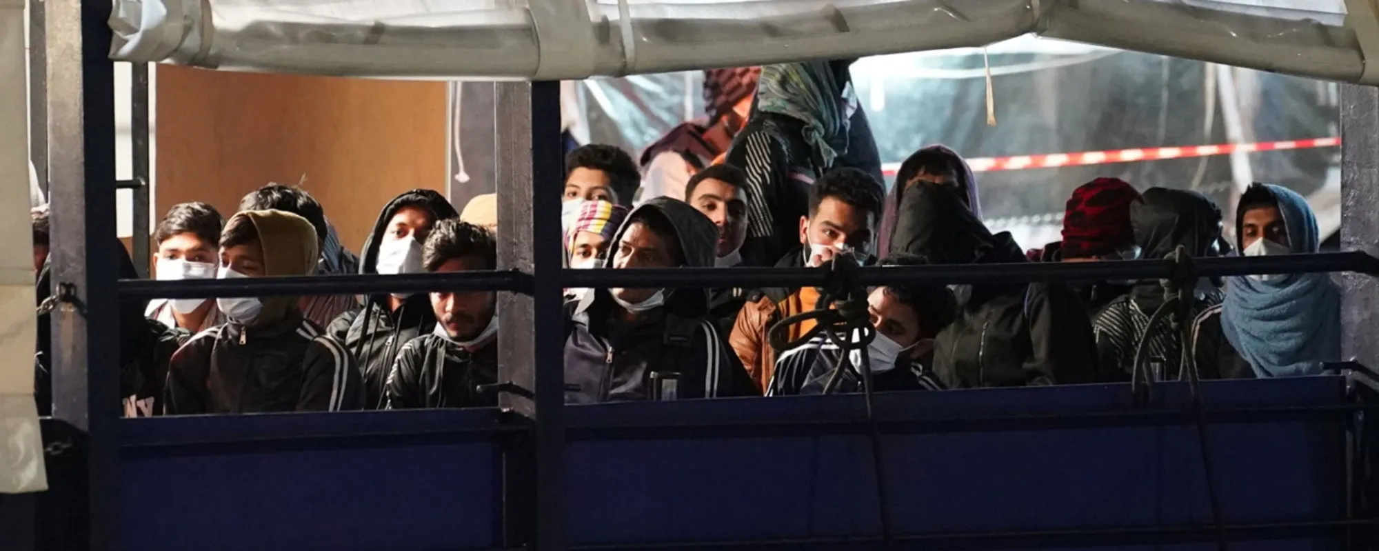 Barca Ong con 42 migranti a bordo verso Crotone: ecco chi la finanzia