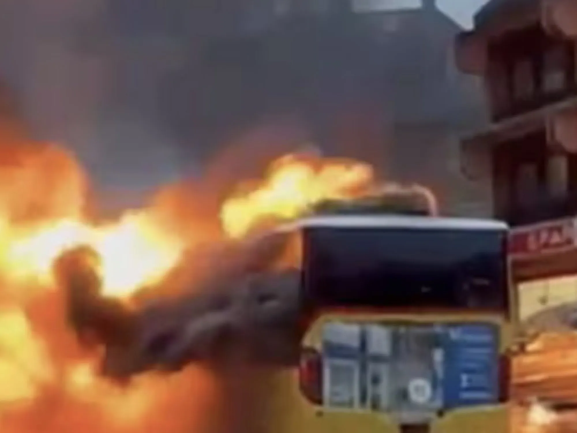 Leggi l'articolo: Svizzera, rogo sul bus: 6 morti. "Un passeggero si è dato fuoco"