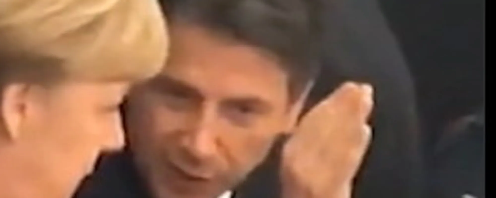 Leggi l'articolo: In ginocchio chi? Il video in cui Conte si prostrava alla Merkel